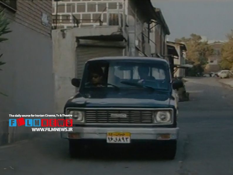 نکته ظریفی که از چشم طراح صحنه و کارگردان «برتا، داستان یک اسلحه» پنهان ماند | امیر‌علی با پژو پلاک لیزری در سال 1380